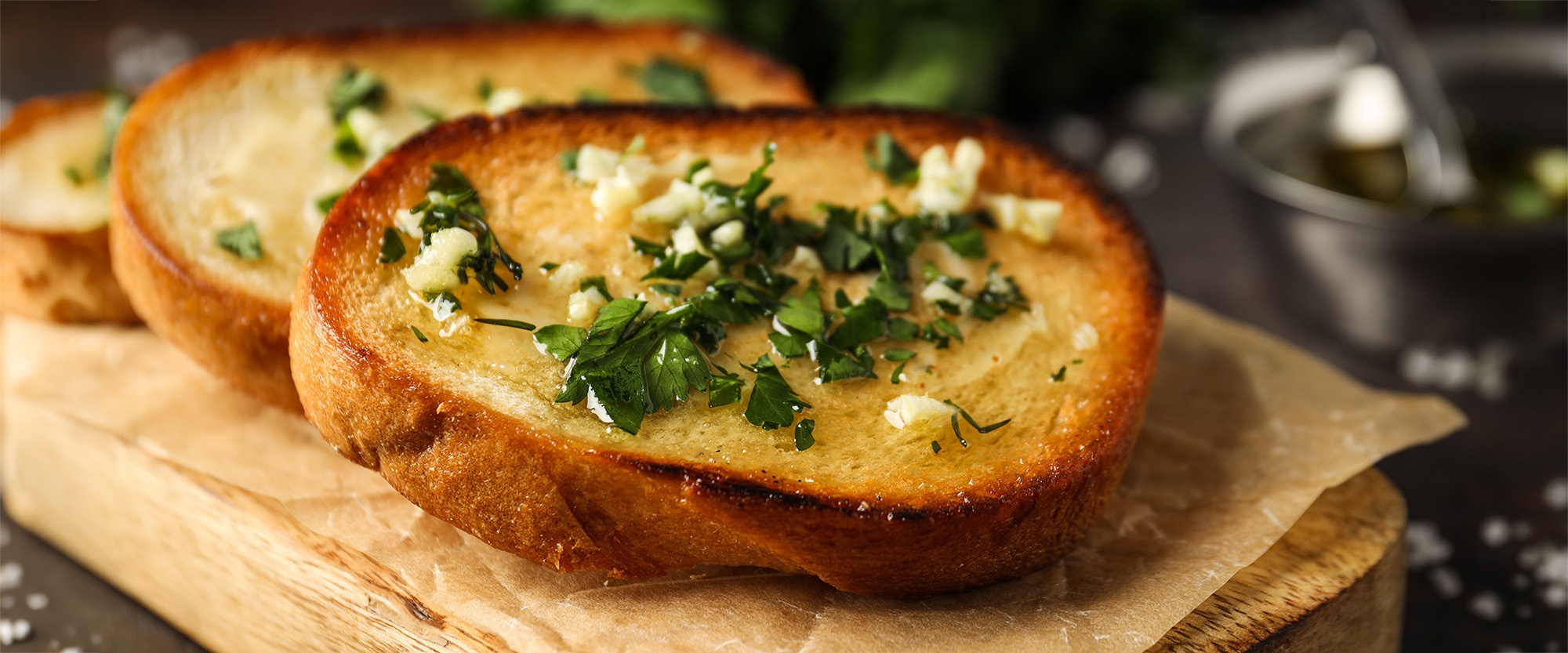 Baguette-Scheiben mit Knoblauch-Käse